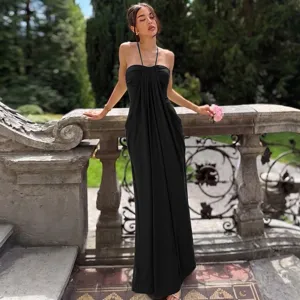 Elegante zwarte halter maxi-jurk voor dames, ideaal voor zomervakantie en avondfeesten.