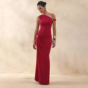 Élégante robe longue rouge asymétrique dotée de boucles métalliques pour femmes.