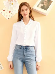 Detailansicht der weißen Damen Bluse mit Rüschen, V-Ausschnitt und langen Ärmeln, elegant.