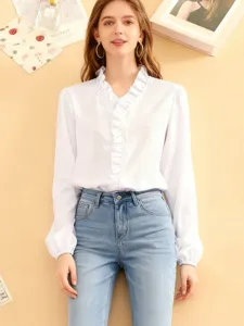 Schicke Damen V-Ausschnitt Langarm Rüschen weiße Bluse mit lässigen hellblauen Jeans.