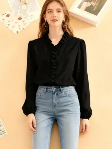Detailansicht der schwarzen Langarm-Rüschenbluse mit V-Ausschnitt im eleganten Pendler-Stil.