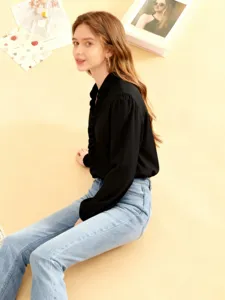 Schwarze Rüschenbluse mit Jeans, eleganter Büro-Look für den Alltag, Detailansicht.