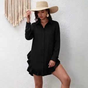 Camisa negra de manga larga con dobladillo de volantes, variante blusa suelta.