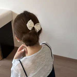 Exquisite white mesh bow hair clip detail, sweet style hair accessory for lovely hairstyles.