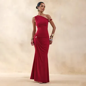 Robe longue rouge asymétrique élégante avec une belle boucle métallique pour l'été.