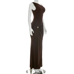 Robe longue marron une épaule avec drapé asymétrique et boucle métal pour l'été chic.