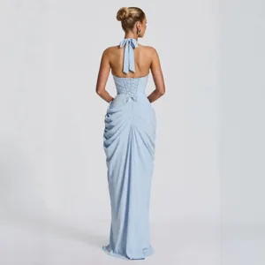 Elegante abito da sera halter schiena scoperta azzurro con corsetto allacciato e drappeggi.