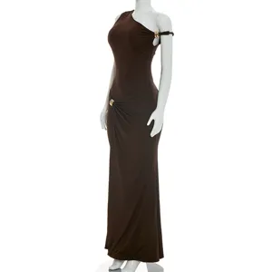 Vue détaillée de la robe longue asymétrique élégante avec boucle dorée et taille froncée.