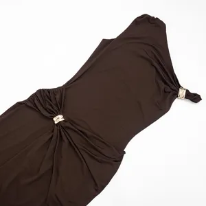Vue détail robe asymétrique marron pour femme avec boucles métalliques dorées élégantes.