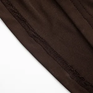 Détail de tissu fin de robe marron et gros plan de couture overlock délicate pour femmes.