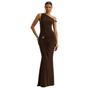 Élégante robe longue marron à une épaule avec accent en anneau métallique, vue de studio pro