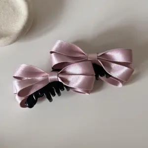 Pinza de pelo con lazo de satén rosa, elegante accesorio para el peinado diario de mujeres.