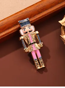Primo piano dettaglio della spilla soldato schiiaaccianoci vintage con strass brillanti e smalto.