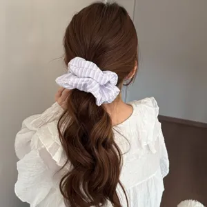 Schattige gestreepte haarscrunchie in detail, elegante paardenstaart accessoire voor haar.