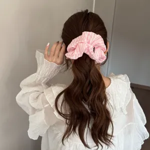 Roze gestreepte haarelastiek schattig en stijlvol haaraccessoire voor een trendy dagelijkse look.