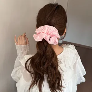 Een leuke roze gestreepte haarscrunchie voor zoete paardenstaart en knot dagelijks