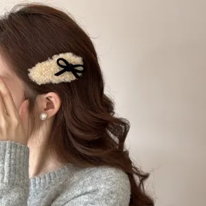Herbst Winter süße flauschige Haarspange mit schwarzer Schleife für Damen Haarschmuck.