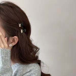 Petites pinces à cheveux noires avec design de cheval en strass, idéales pour la frange.