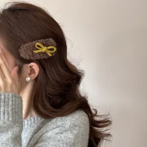 Braune Plüsch Haarklammer mit gelber Schleife, weiche samtige Haarspange für den Alltag