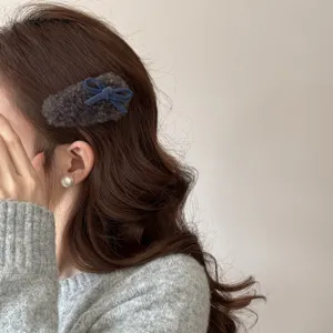 Gemuetliche Pluesch Haarklammer fuer Frauen, winterliche Schleife Haarspange braun taeglich