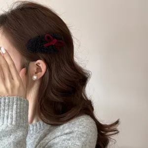 Süße Plüsch Schleife Haarklammer Detailansicht, elegante schwarze Haarspange für Herbst Winter.