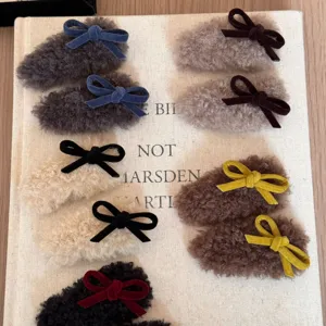 Nahaufnahme süßer Herbst Winter Plüsch Schleife Haarspangen süße Seitenclips Accessoire.