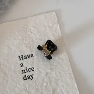 Mini pince à cheveux strass vue détaillée, parfaite pour frange et demi-coiffures élégantes.