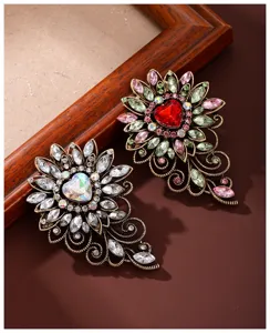 Vintage rhinestone heart flower brooch for women, luxury crystal metal pin for coat dress.