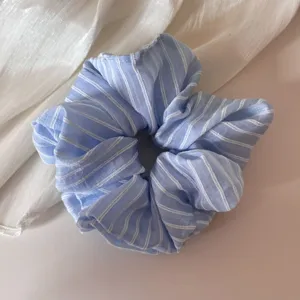 Blauw met witte gestreepte haarrekkertje, zachte stof, gedetailleerd overzicht voor dagelijks.