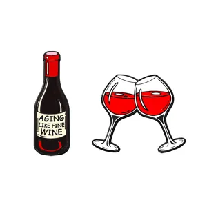 Spilla spilla smalto bottiglia di vino rosso e bicchieri, accessorio moda elegante.