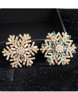 Detalle de broche de copo de nieve de cristal, diseño de pedrería brillante moda