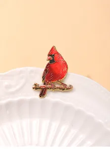 Metallbemalte nordamerikanische Kardinalvogel-Brosche mit Goldrand, stilvolles Accessoire.
