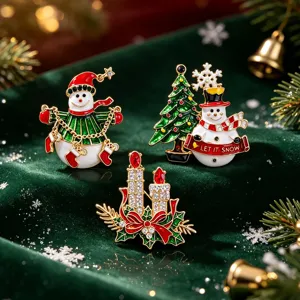 Ensemble de broches en émail et strass de Noël avec bonhomme de neige et beau sapin.