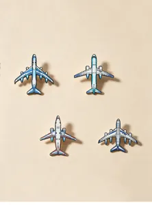 Gedetailleerde close-up van legering vliegtuig broches met klassieke lijnvliegtuig modellen.