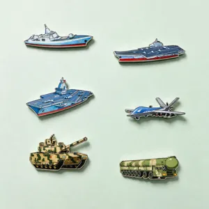 Spilla da Giacca in Lega Equipaggiamento Militare per Decorazione Abbigliamento Unisex Commemorativo Nave da Guerra Jet Tank Regalo