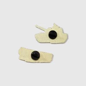 Set di spille in metallo creative per fan militari con design di carri armati e veicoli.