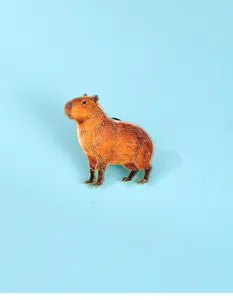 Spilla in metallo smaltato capibara, badge animale creativo per zaino da studente e vestiti.