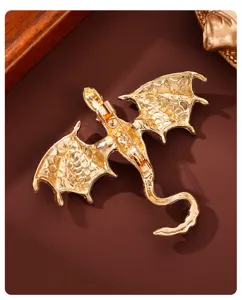 Detaillierte Ansicht der goldenen Drachen Brosche Rückseite, eleganter Anzugschmuck Dekor.