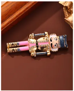 Dettaglio di una spilla soldato schiaccianoci in stile retro con strass e smalto.