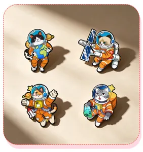 Set di spille smaltate gatto astronauta carino, badge in lega gattino spaziale cartone animato.