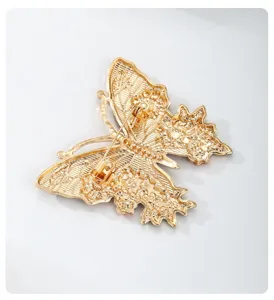Detailansicht der goldenen Vintage Schmetterlingsbrosche mit sicherem Verschluss, gotisch.