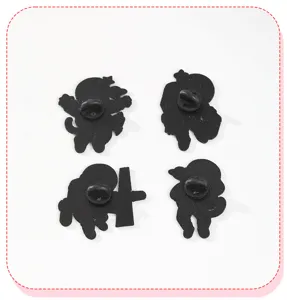 Vista posteriore dettagliata di spille in smalto metallico gatto astronauta, simpatiche.