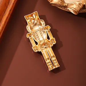 Spilla vintage color oro in lega soldato schiaccianoci con meccanismo di chiusura sul retro