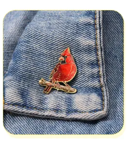 Wunderschöne rote Kardinal Vogel Metall Brosche mit goldenem Rand, Detailansicht für Kleidung.