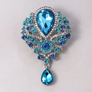 Detaillierte Nahaufnahme einer glamourösen blauen Kristall-Strass-Brosche, eleganter Schmuck.