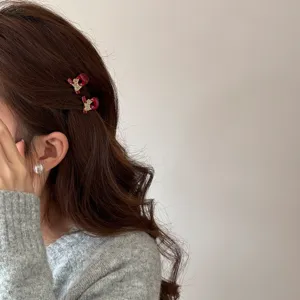 Adorables mini pinces à cheveux avec des strass étincelants et de beaux détails dorés chics.