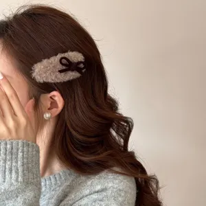 Süße braune Plüsch Schleife Haarklammer, flauschige Seitenklammer für den Herbst und Winter.