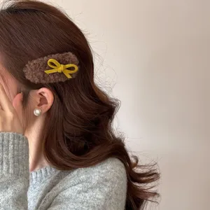 Braune flauschige Haarklammer mit gelber Schleife, süße Herbst Winter Haarspange Damen.