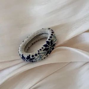 Coletero tejido con patrón retro, suave accesorio para el cabello de invierno para mujeres y niñas.