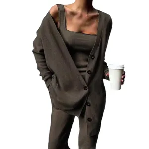 Ensemble trois pièces en tricot côtelé avec cardigan, débardeur et pantalon pour femme.